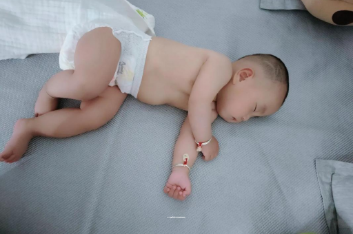 广汉两个月宝宝肚子胀气